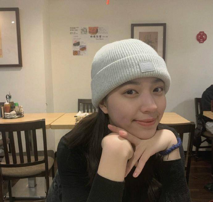 卫衣 欧阳娜娜亲妹晒照，才15岁还不善化妆，但家传一双大长腿穿衣贼美