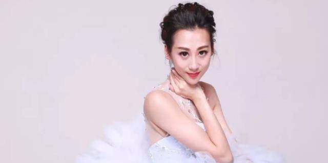 因为蒋丽莎5年生4胎，名模变大妈，和丈夫陈浩民相差16岁看似像同龄人