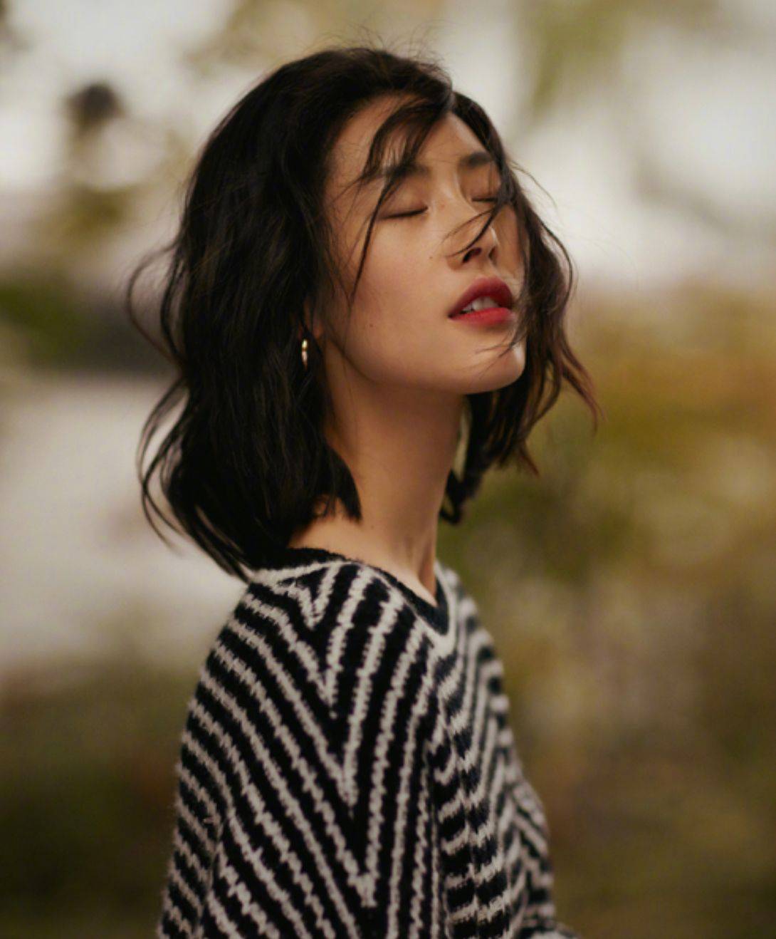 卷发没有刘雯的气质，别轻易尝试老土的“阿姨卷”，一般人真驾驭不了