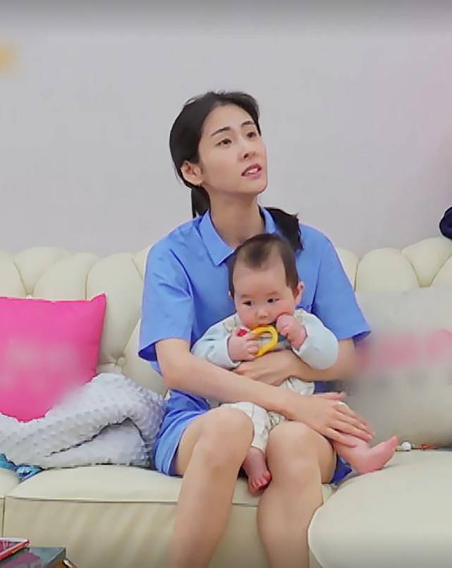 张碧晨深夜醉酒,喝到烂醉如泥走路踉跄,直接瘫软在男子肩头_华晨宇