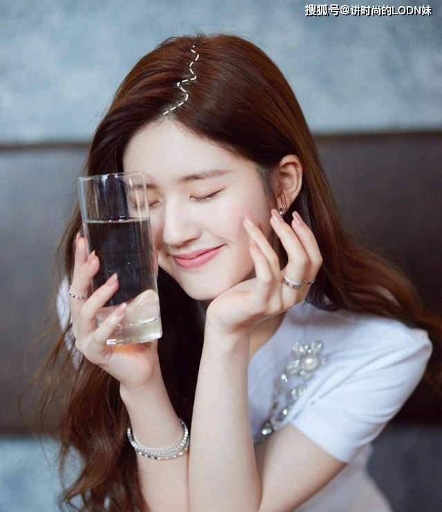 女神身上有这3条“线”的女人,十有八九都是女神,第1条就很少见