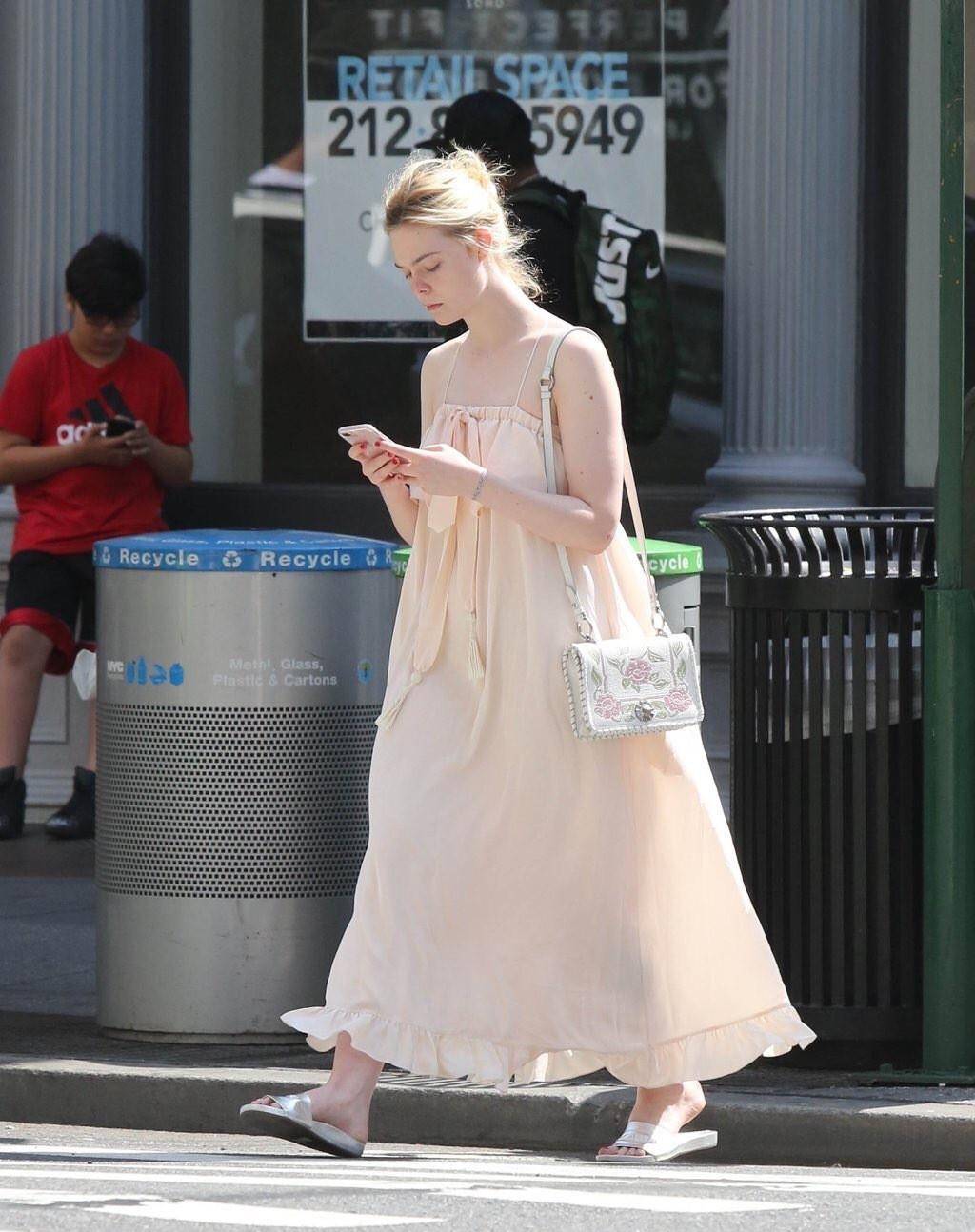 设计 24岁关晓彤同框23岁范宁，同是“国民闺女”，关晓彤的脸太争气