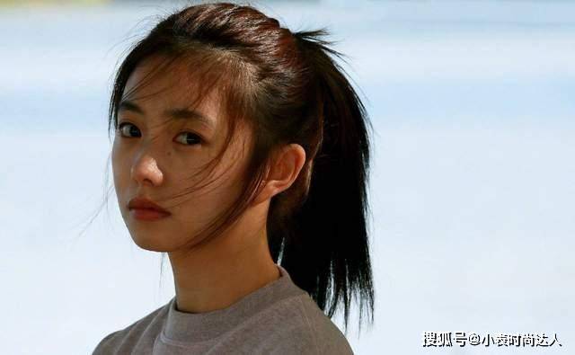轮廓新任谋女郎背景强悍，晒素颜生图不惧怼脸拍，满满胶原蛋白好清纯