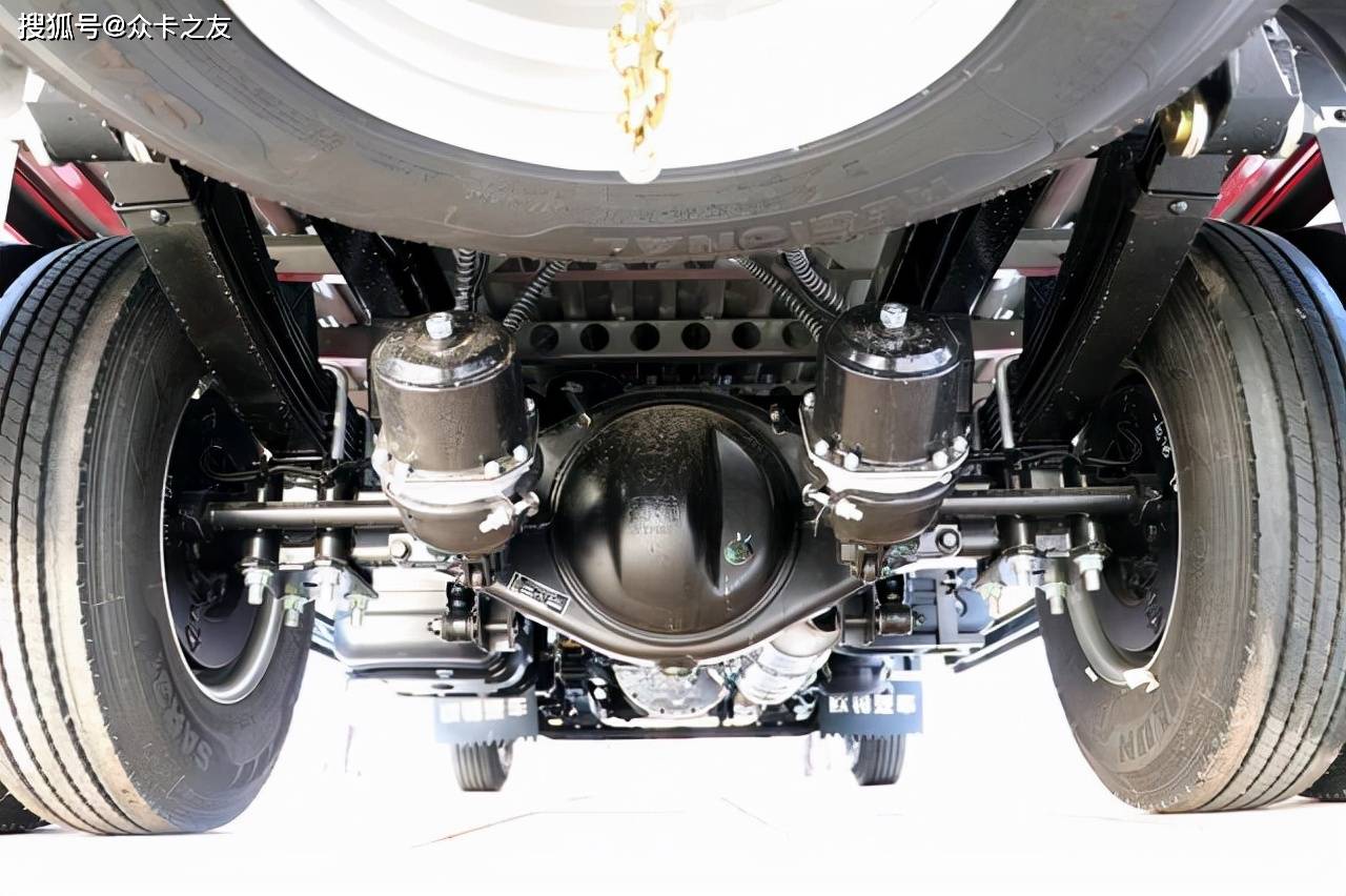 底盘方面,欧铃吉运前桥为2.4t工字梁桥,后桥采用了青特4.