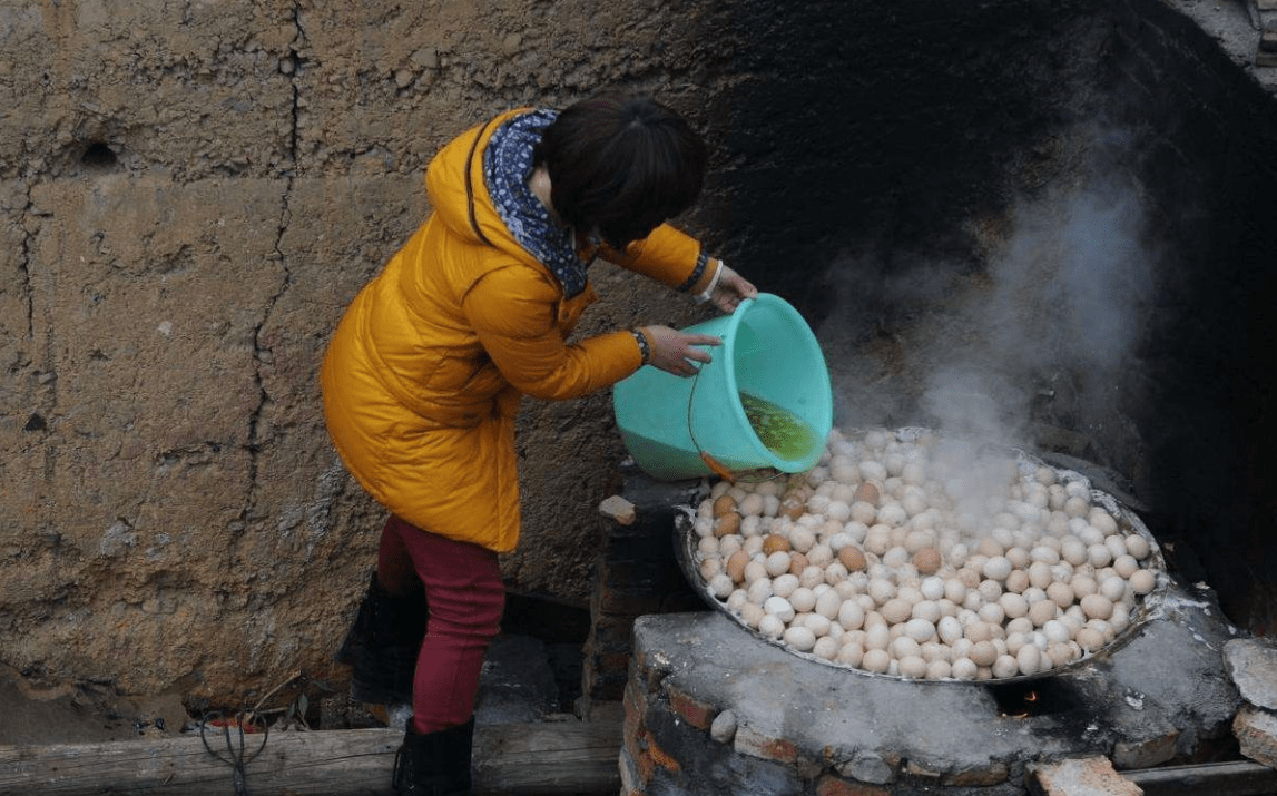 煮雞蛋所用的童子尿也是有要求的,一定要是5歲以下小男孩的,女孩子的