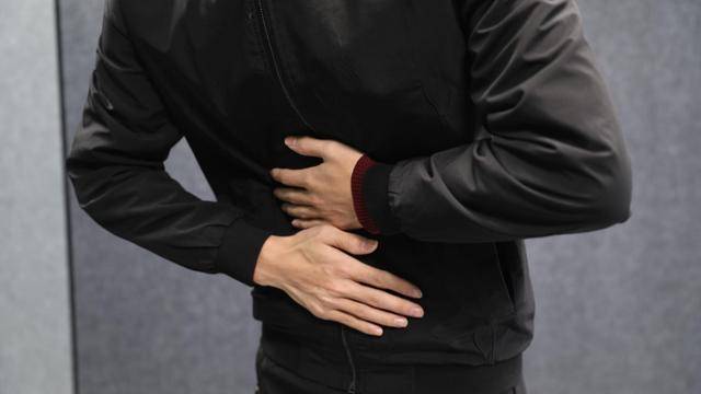 27岁男网红因急性胰腺炎去世,专家提醒
突然上腹剧痛,警惕急性胰腺炎预防胰腺炎,谨记合理饮食