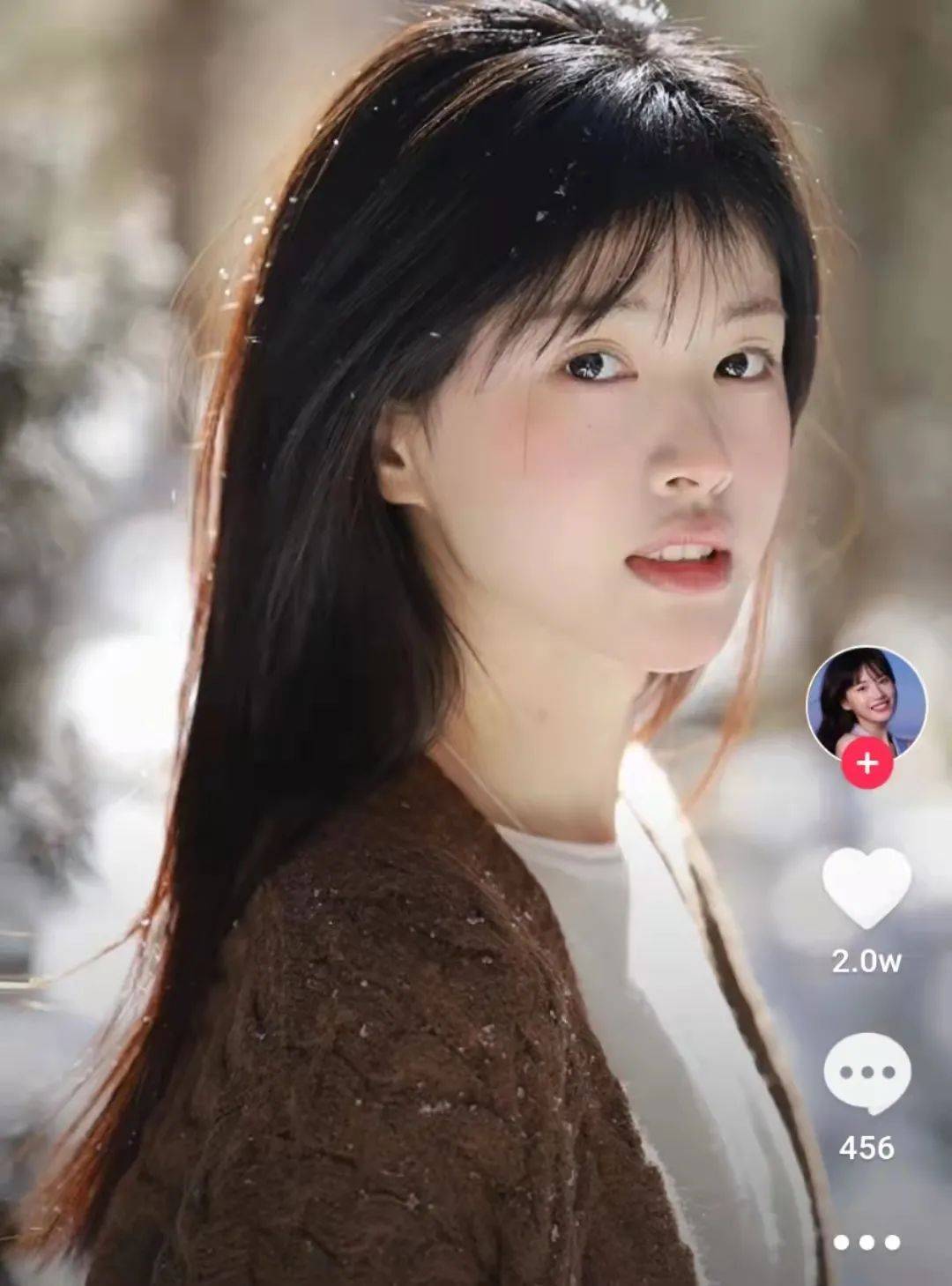 八卦爆料网红圈也出了个淡颜系美女！旧天台随便一拍她就火了？