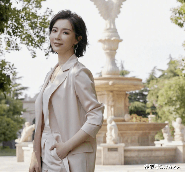整体 寒风中的斗士!孟晚舟穿丝绒裙不惧低温,光腿踩高跟鞋优雅从容
