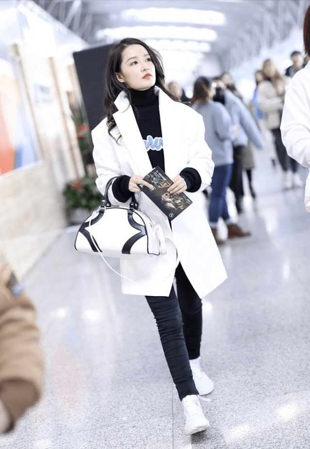 小富 李沁成功解锁“小富婆”造型，穿立领白色半长大衣，太潇洒了