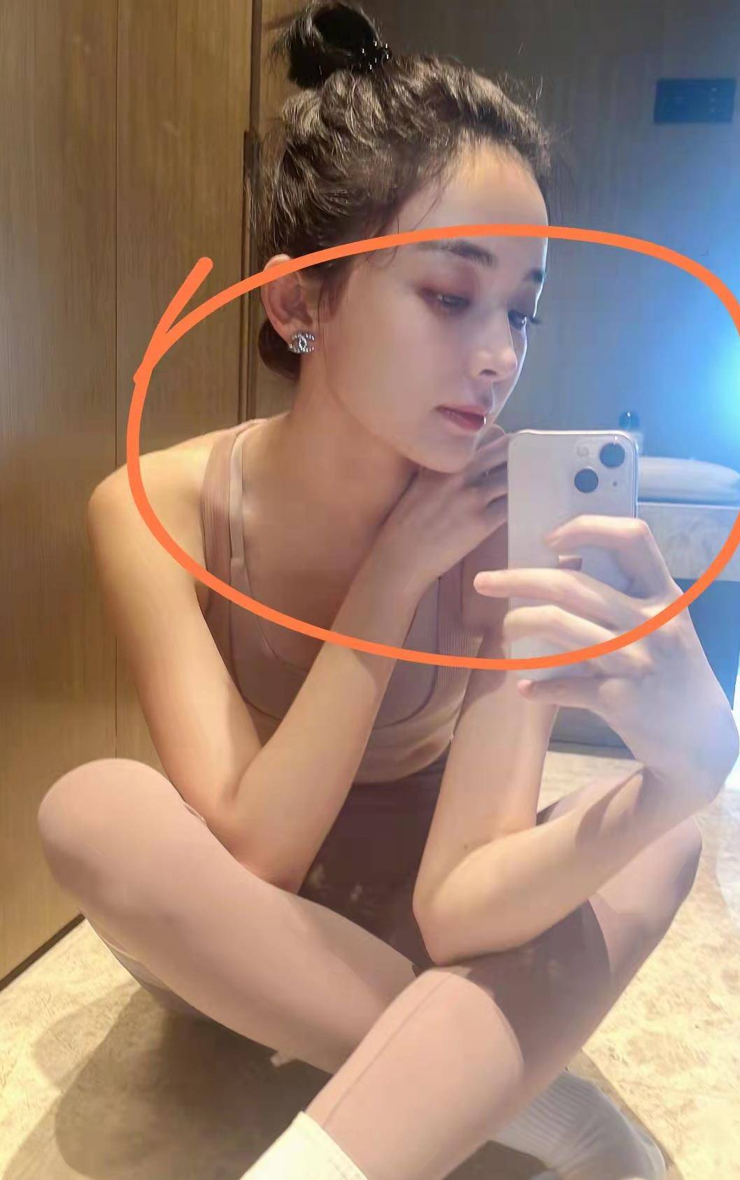 古力娜扎晒健身照惹争议浓妆拍照姿势不雅修图时手机被p歪