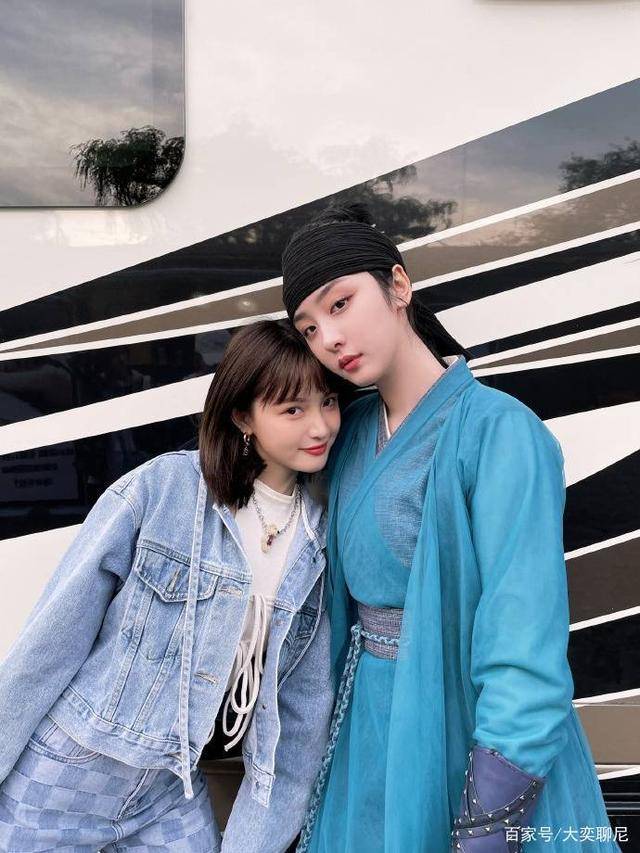 林小宅晒探班赵小棠的照片,姐妹两人开心合照,花式解锁同框pose_舞台