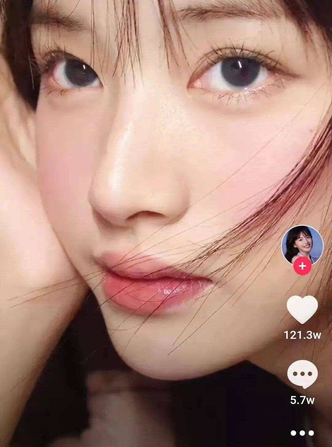 八卦爆料网红圈也出了个淡颜系美女！旧天台随便一拍她就火了？