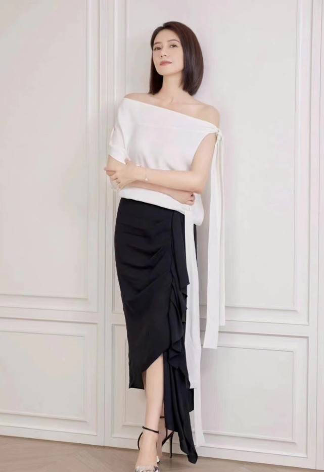 整体 高圆圆霸气回归职场!穿休闲装回公司开会,绝美气质依旧是藏不住