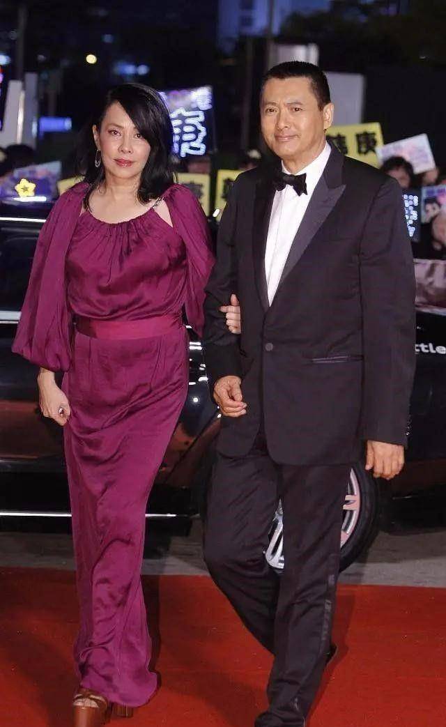 身材在陈荟莲身上看到了衰老，化浓妆走红毯，还不如素颜自然点！