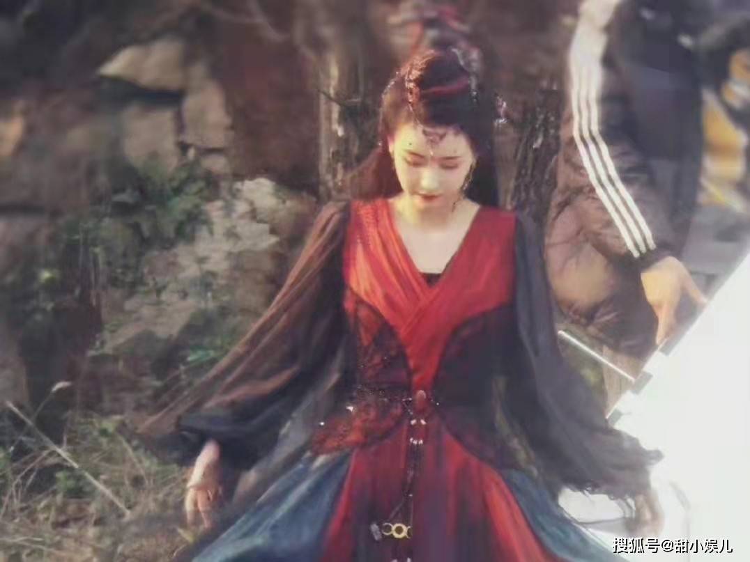 陈都灵在剧中饰演面如观音心如蛇蝎的女二号叶冰裳,她的黑化造型彻底