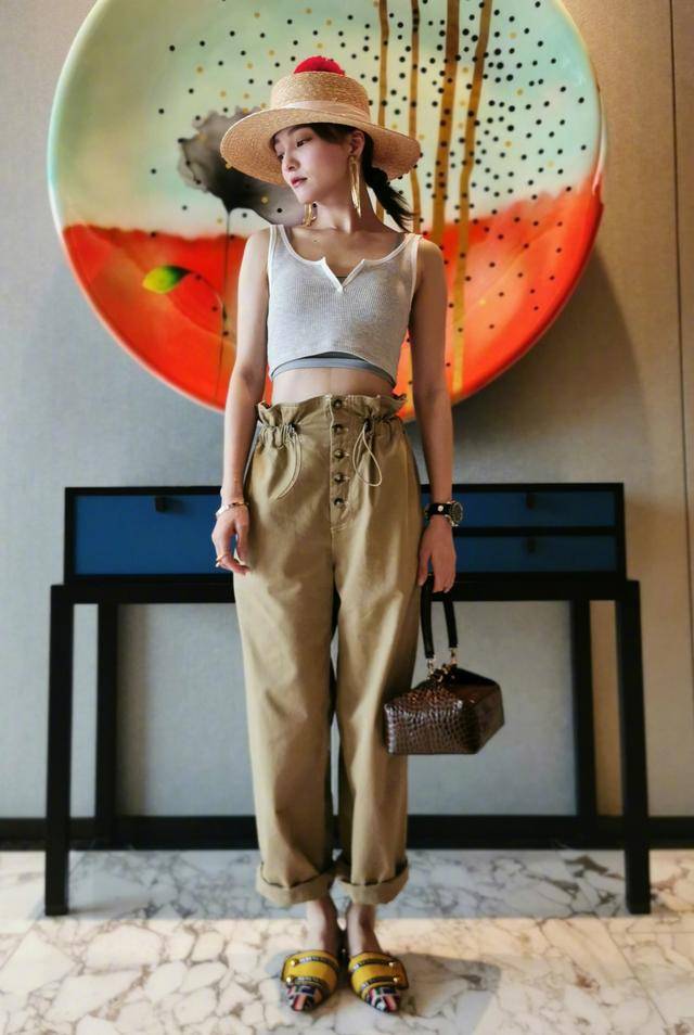 设计 矮个女生显高穿搭，学158cm张韶涵穿吊带+长裤，有蛮腰还有大长腿