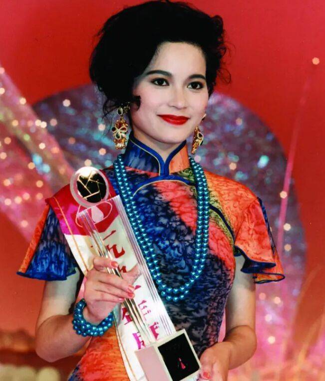 原创吴京曾经最爱她因嫌穷而转身嫁豪门如今阔太梦破碎靠卖鱼为生