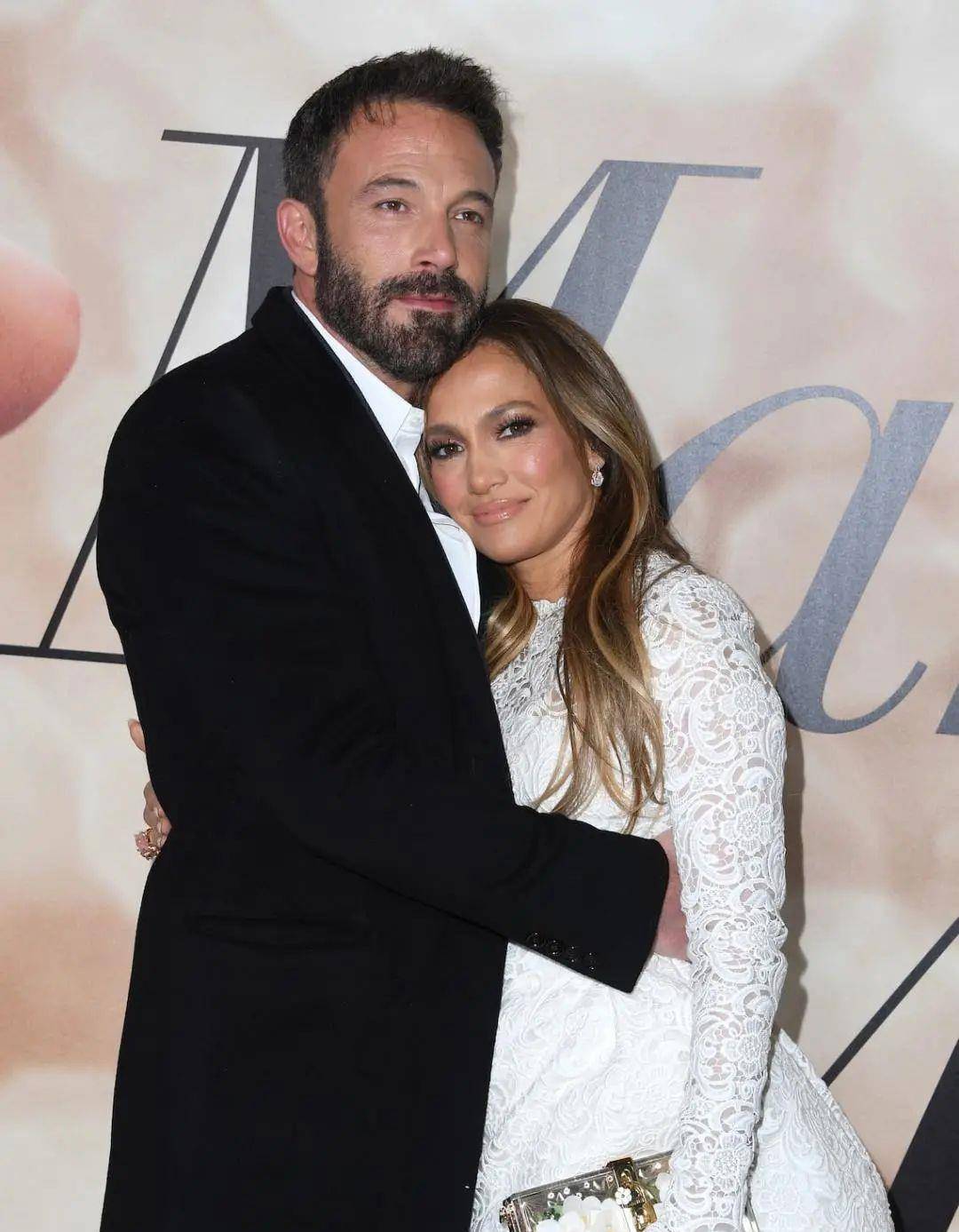 高定|穿着高定玫瑰金婚纱的天后，嫁给了“普男”？