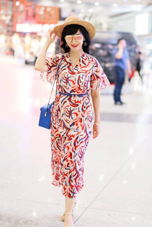 裙子 64岁米雪不服老，穿大红色蕾丝裙美成一朵花，比赵雅芝还时髦