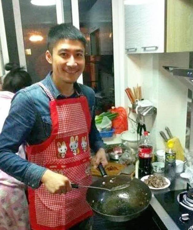 与盛超类似,演夏先勇的顾成栋也随着a5组合的解散无戏可拍,最后在上海