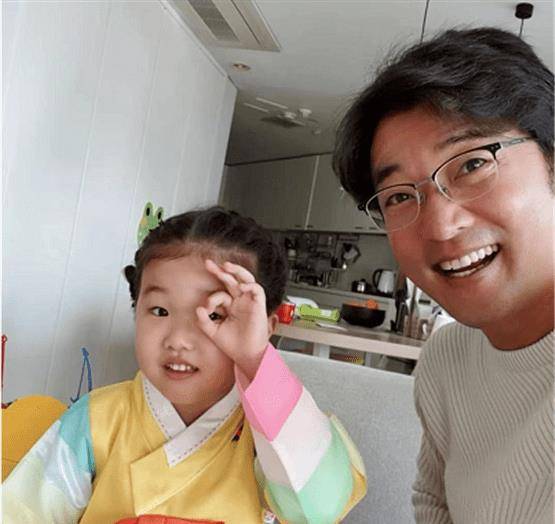 知名男星官宣二胎得子,小11岁妻子颜值高,曾与金喜善传绯闻_安在旭_崔