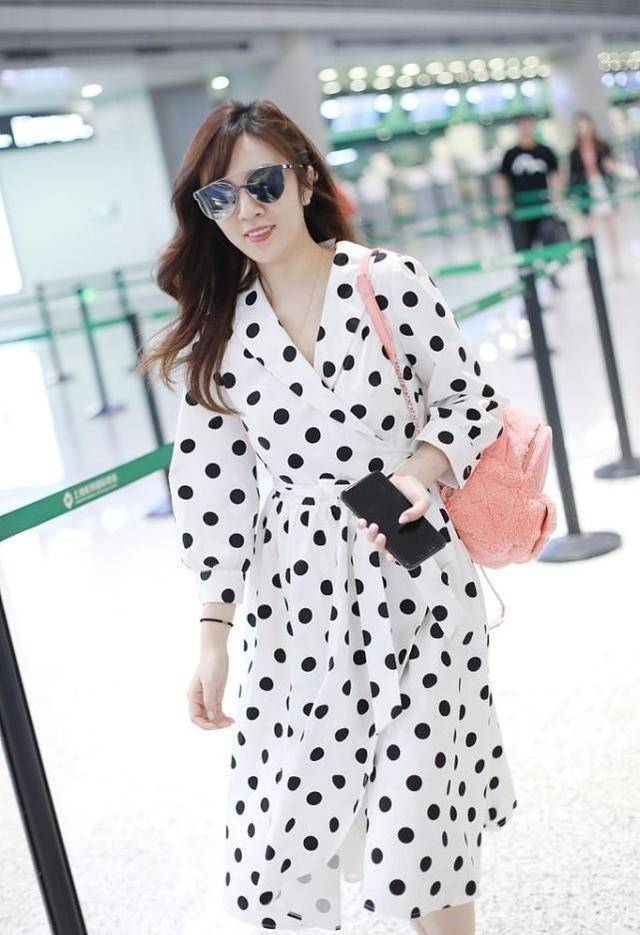 服装 王晓晨真挺有自己的味道,穿着白色波点裙出门,还挺复古的