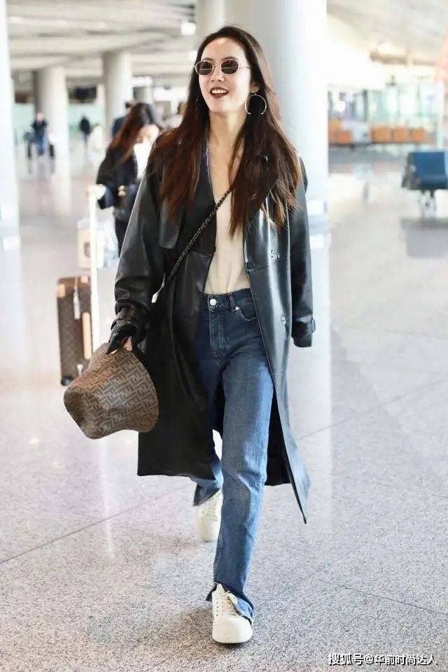 亮点 今年这条“瘦瘦裤”火了，跟风衣、西装都很合拍，时髦有气质