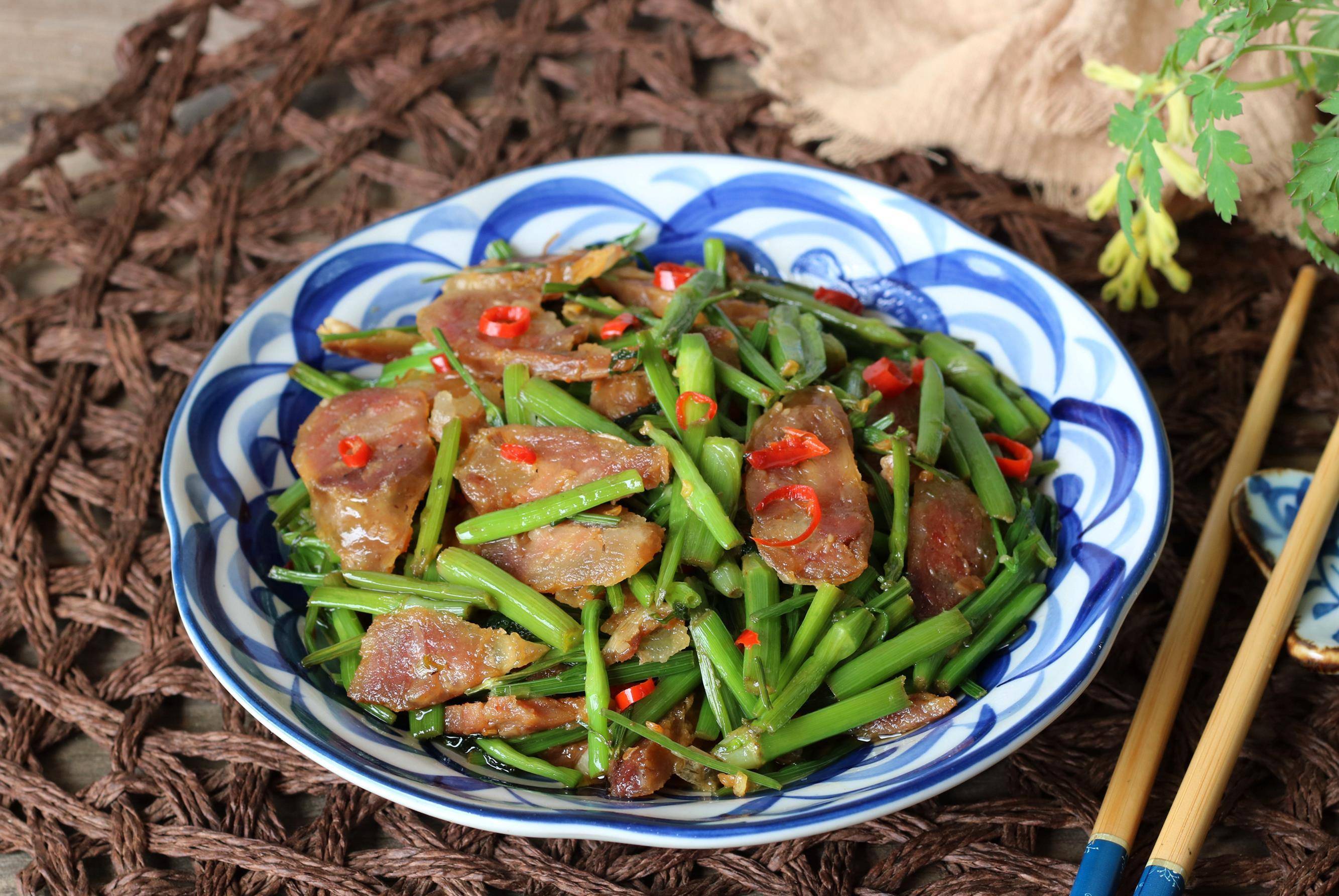 野生水芹菜顾名思义就是长在水边的芹菜,跟腊肉炒是绝配,香润下饭