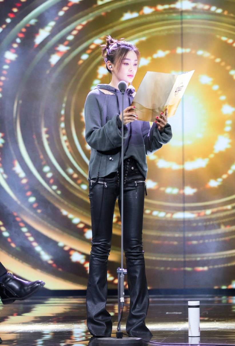 袁姗姗真会穿,v领针织衫搭配高腰皮裤,身高165穿出两米高既视感_造型