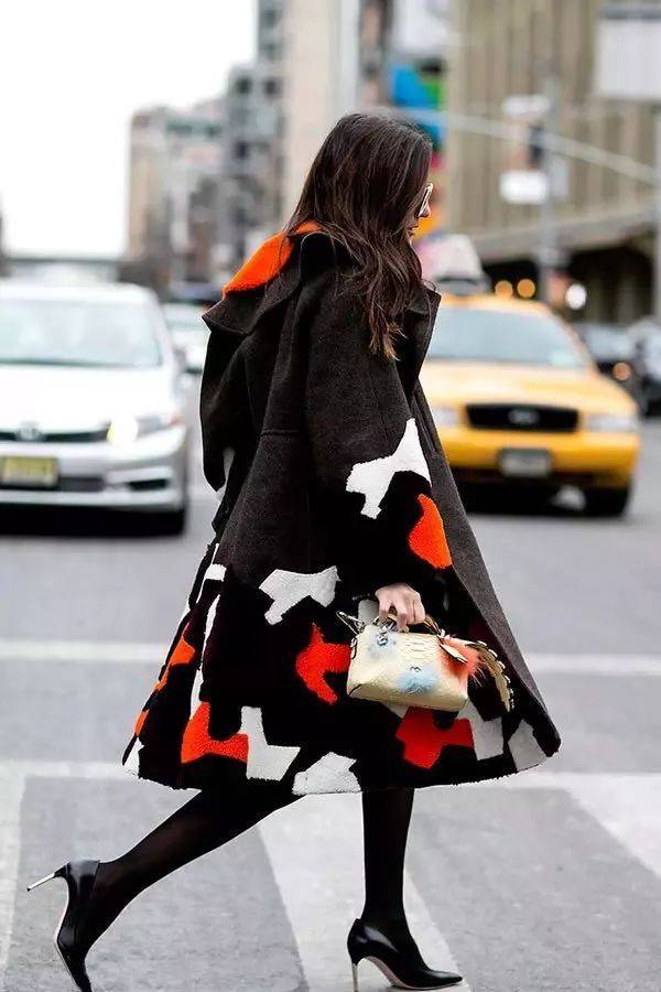 短裙 秋冬必备的打底袜,怎么穿才不会太土气?从挑选到搭配都很关键