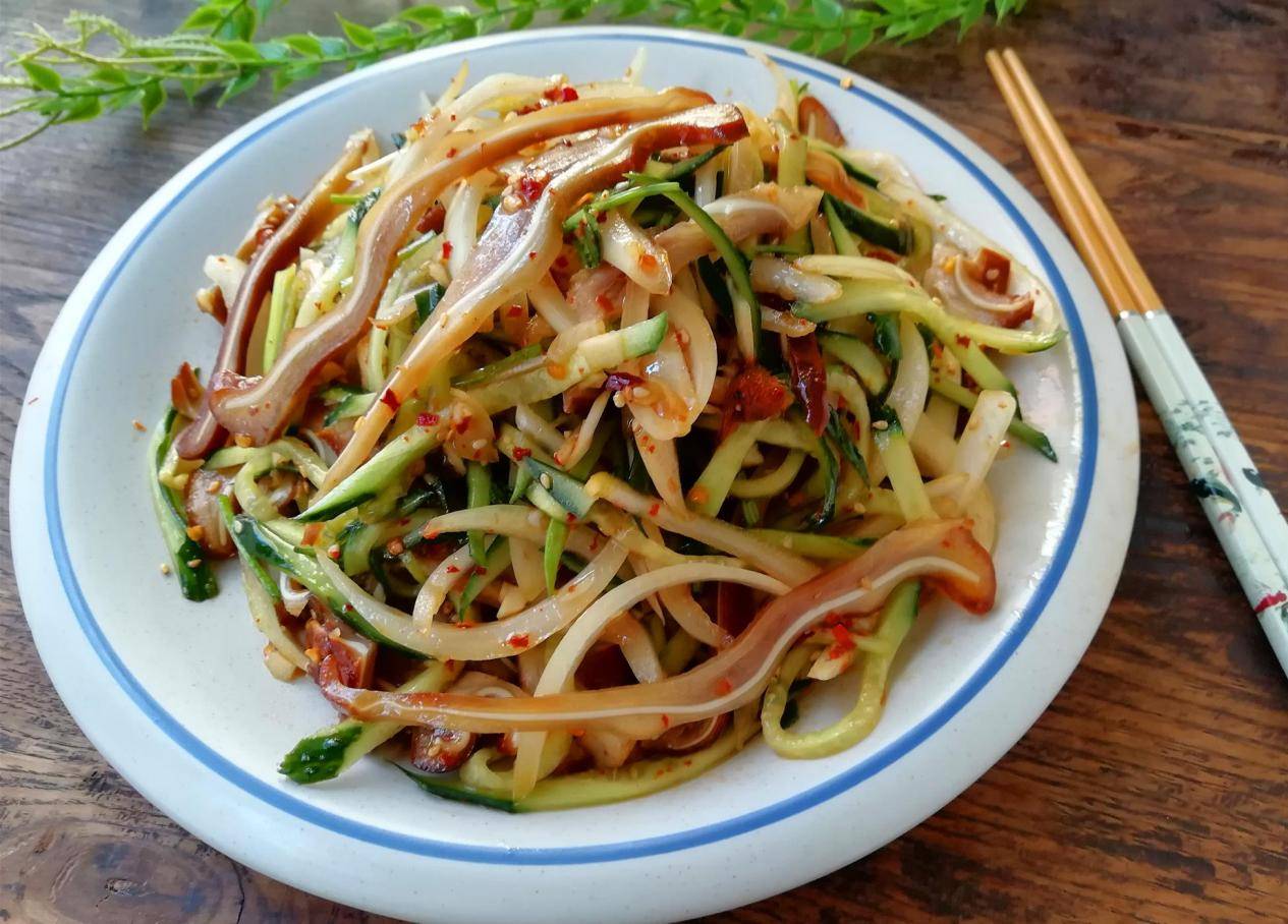【猪耳朵拌瓜丝】所需材料:炖猪耳1只,黄瓜2只,芫荽1只,适量盐,辣椒油
