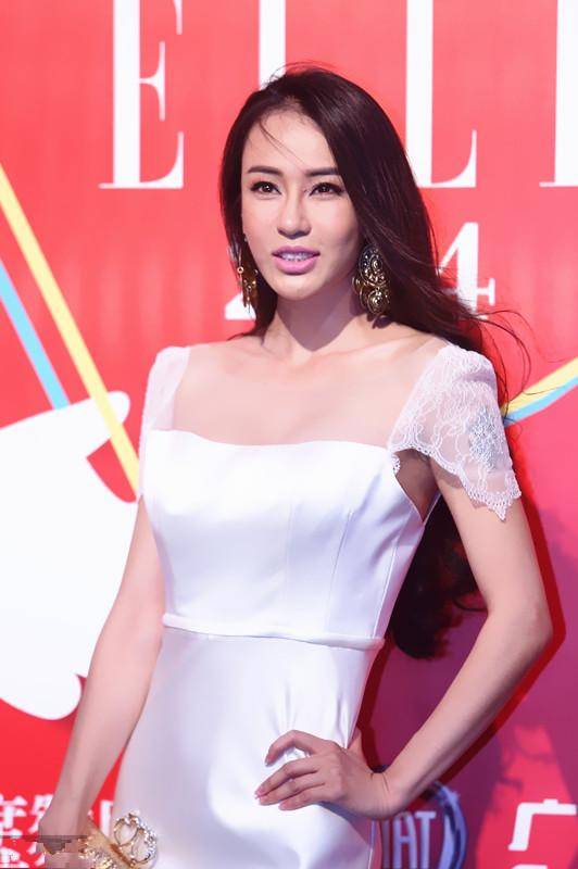 瑜伽女神母其弥雅好美穿白色礼服秀身材发型凌乱气质不减