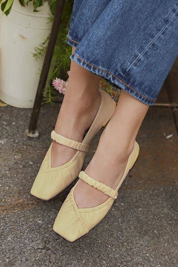 芭蕾 扔掉小白鞋,“牛仔裤+这双鞋”才是2022洋气穿搭!