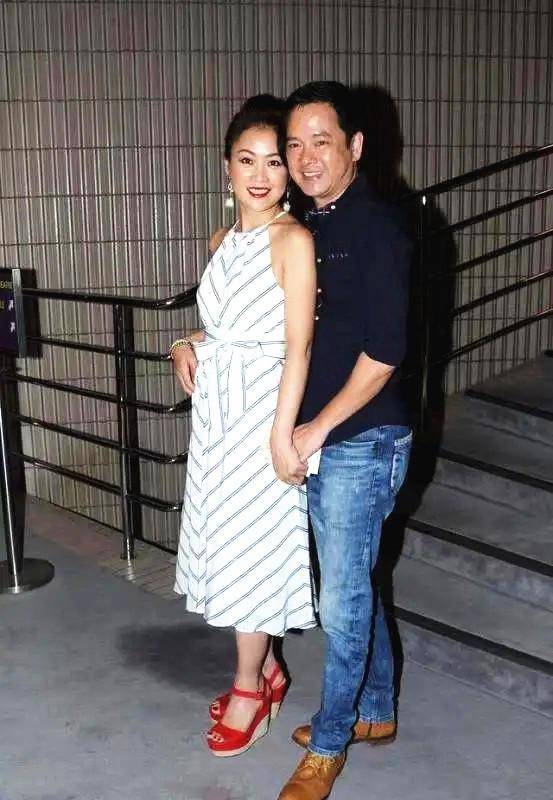 梁小冰 “蝴蝶女神”梁小冰不显老，穿条纹连衣裙好美，老公陪护超温馨