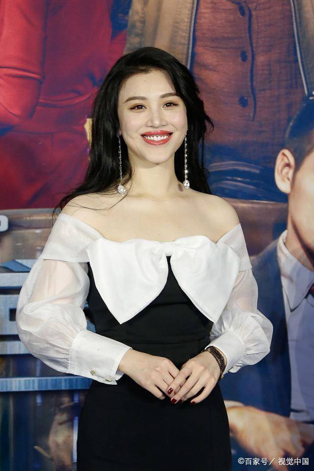 三七 葛天衣品“飙升”穿黑白一字肩礼服秀身材,“三七”搭配成经典