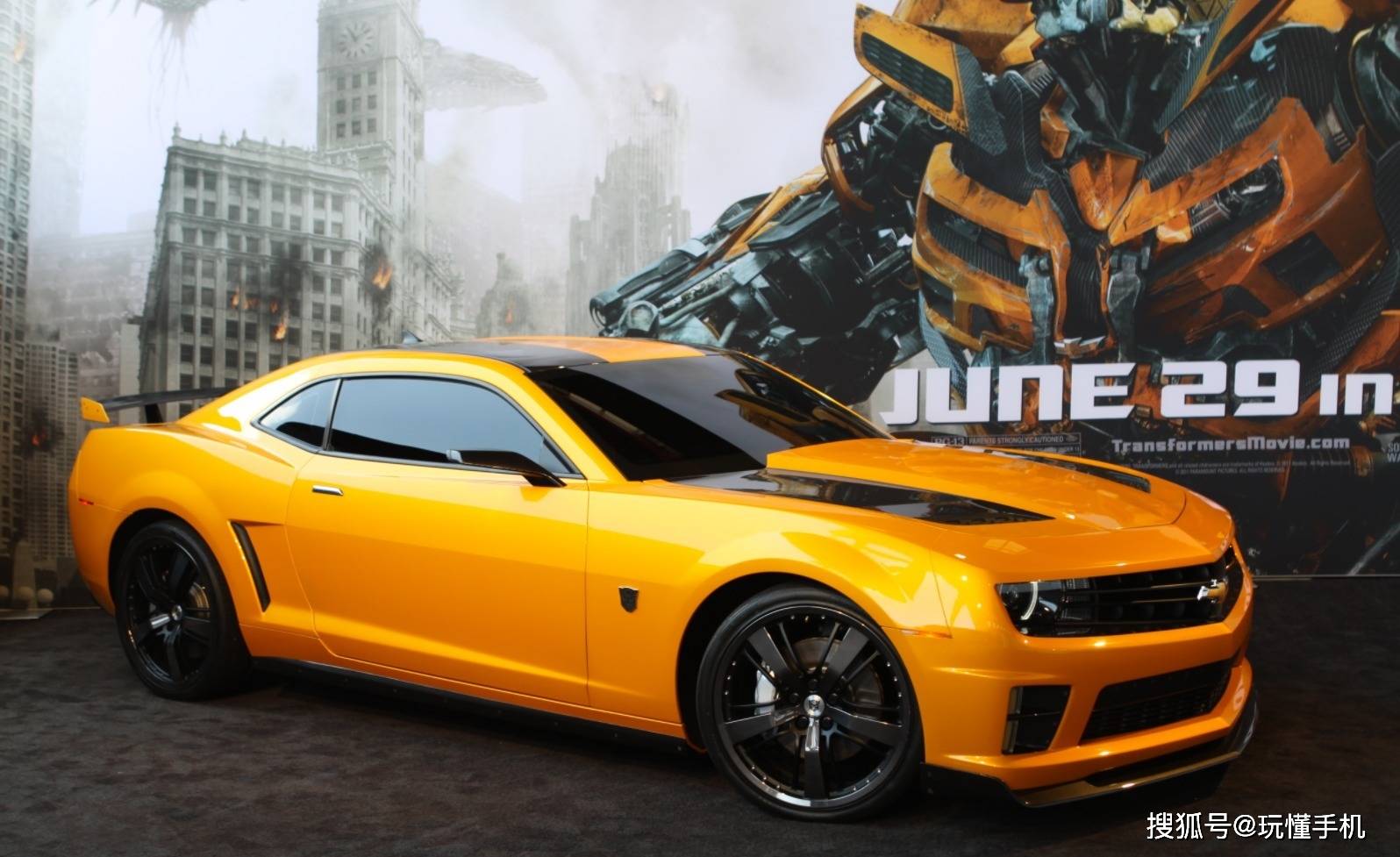 新款大黄蜂雪佛兰科迈罗效果图曝光贯穿式车灯加持