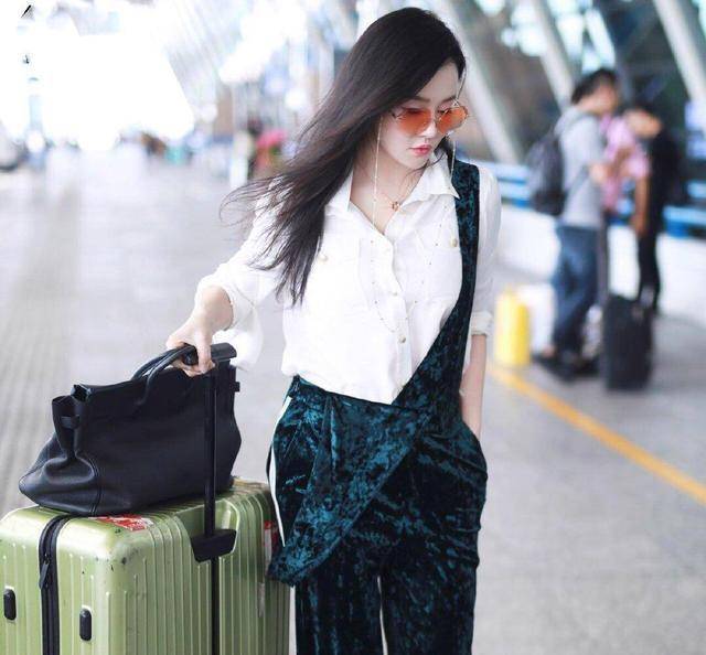 曲线 冉莹颖高调走机场，高腰裤勒到胸部以下，夸张的沙漏身材不敢说美