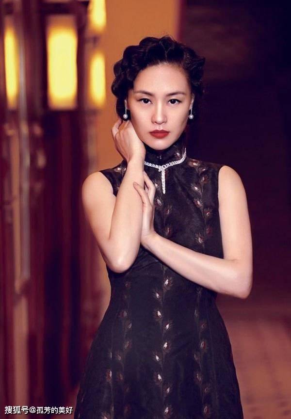 身材 54岁邬君梅真有范，穿玫红裙装配复古盘发，这才是真正的贵妇气质