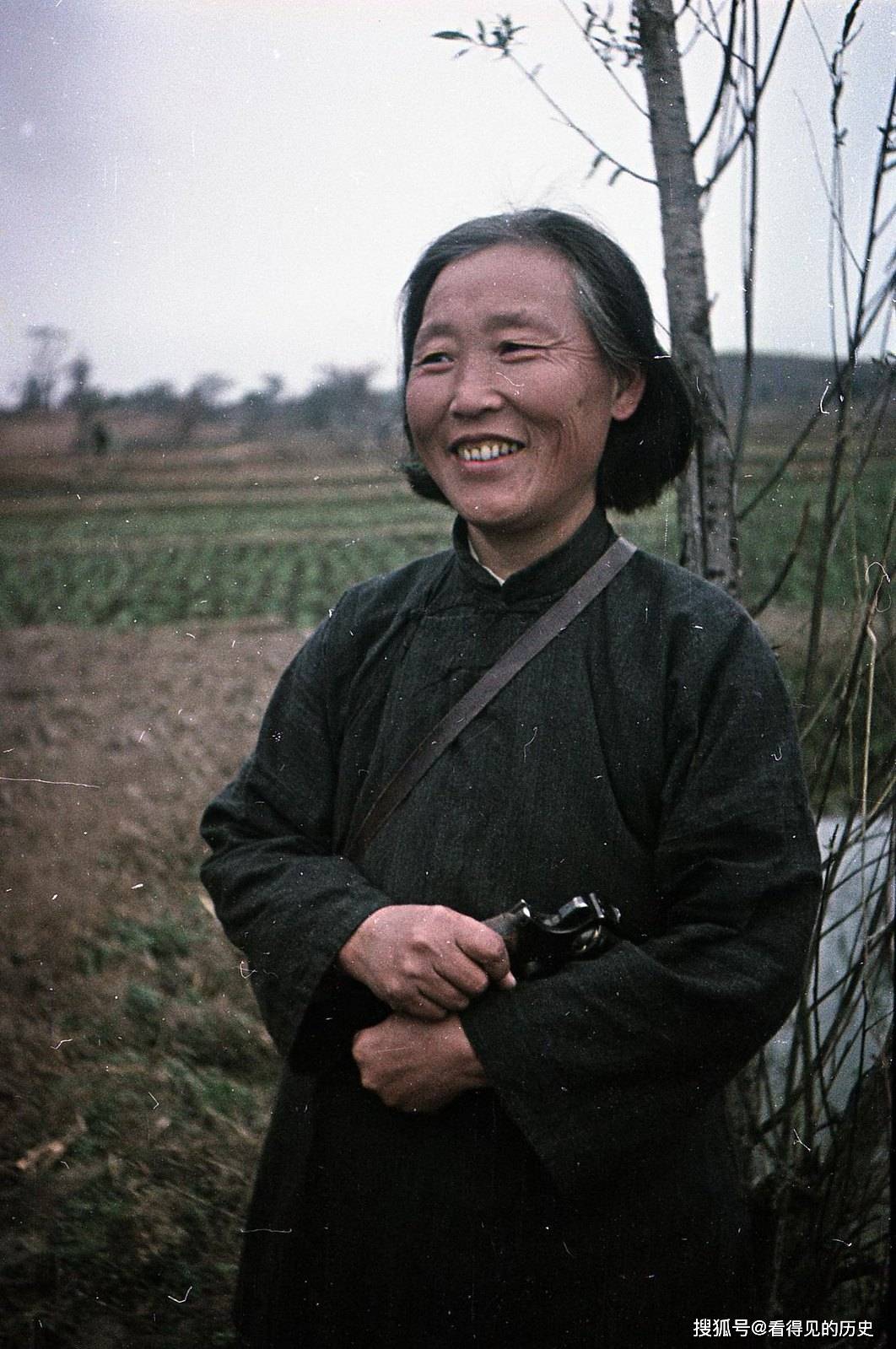 老照片1949年解放战争中的女游击队员英姿飒爽