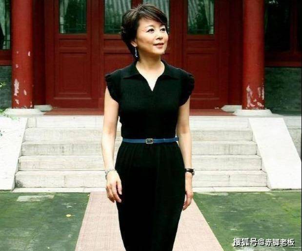 盛装 当陈冲穿优雅小黑裙,同框盛装打扮的张瑜,气质一个明艳一个清冷