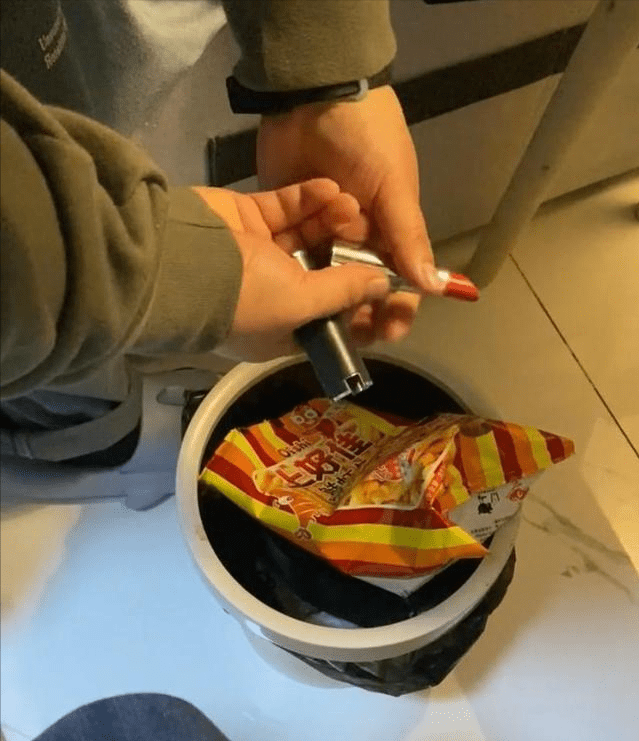 男生发现女友口红是前任送的果断全部扔进垃圾桶网友吵翻天