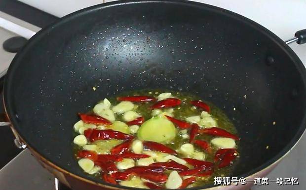 评价|半只公鸡切块,加上青椒土豆,朋友聚餐必备之选,成品一锅不够吃