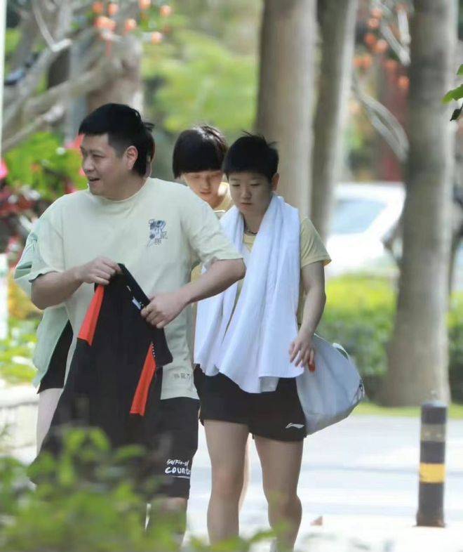 大满贯|国乒8大主力启程赴新加坡，孙颖莎把口罩挂脖子，马龙背书包现身
