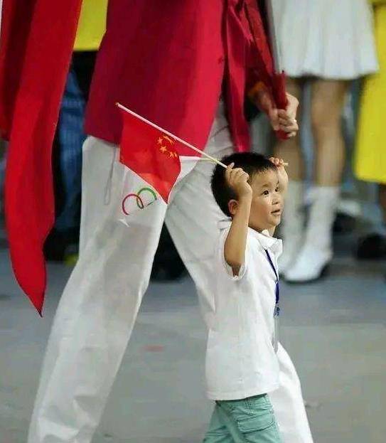 08奥运张艺谋有两个遗憾一个拿颠倒国旗的男孩一位残疾舞蹈家