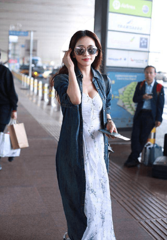 林志玲 快50的林志玲也扛不住时光,面部丰盈却显憔悴,身材保养得不错