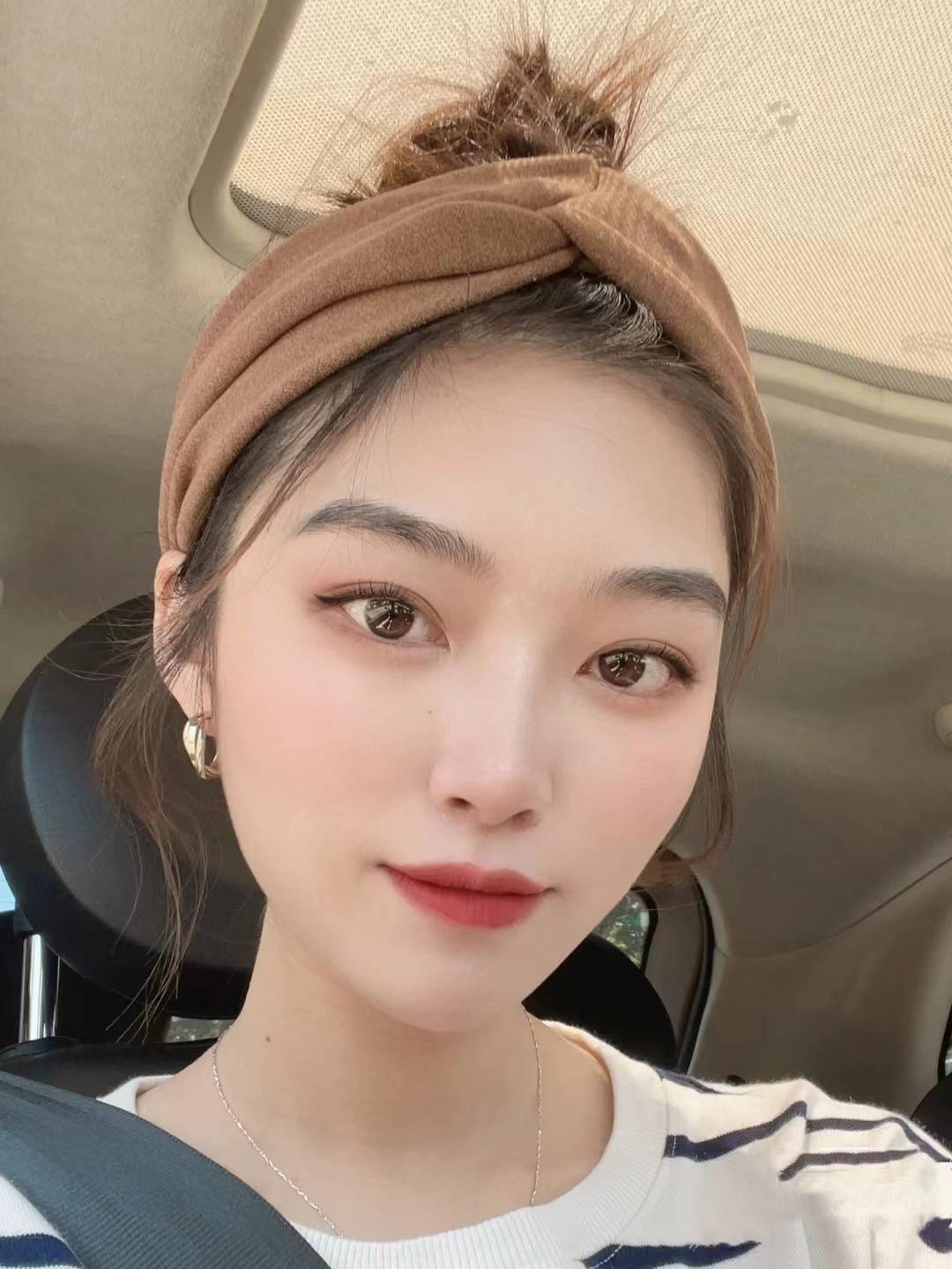 发型碎发多易炸毛?几个小方法让头发更服帖,别让发型影响你的颜值
