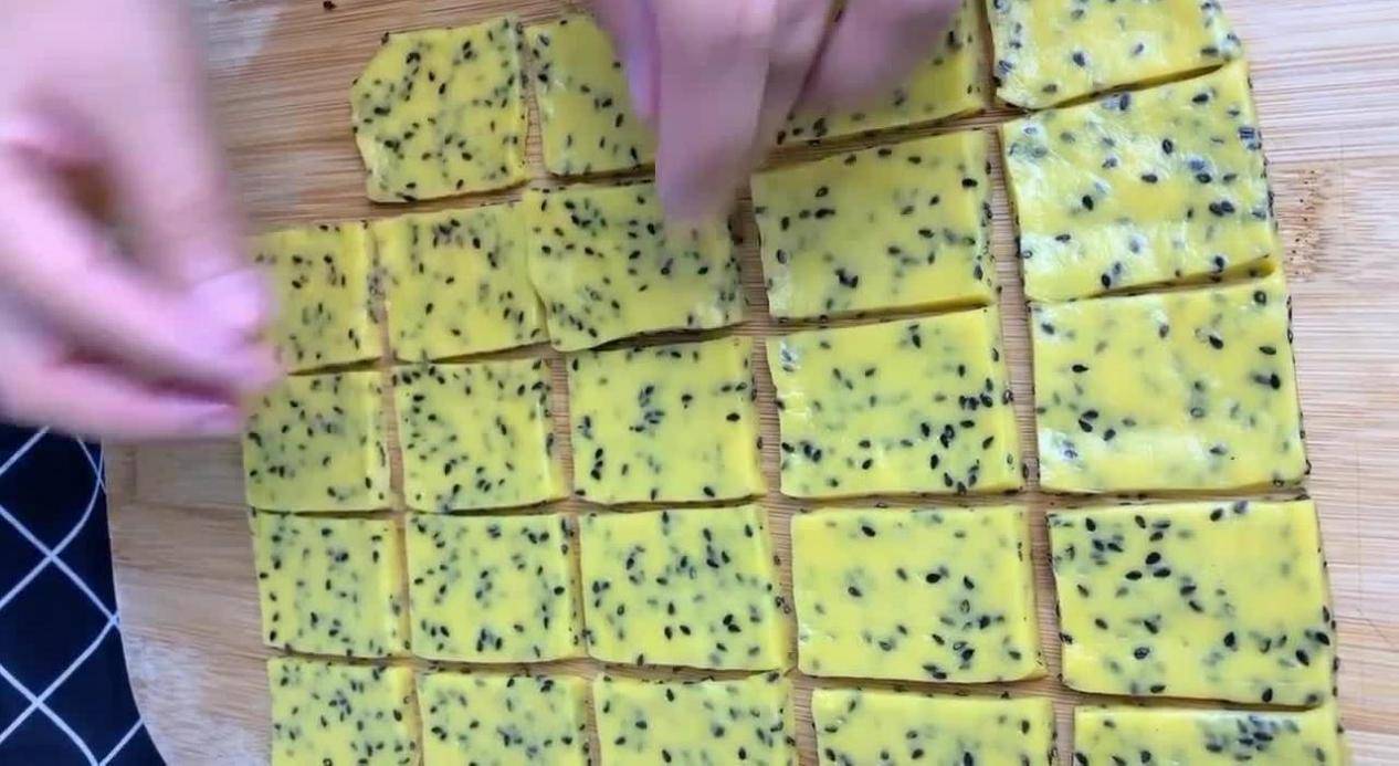 方法|1款香酥诱人的小零食，口感香甜酥脆可口，做法简单成品类似麻花