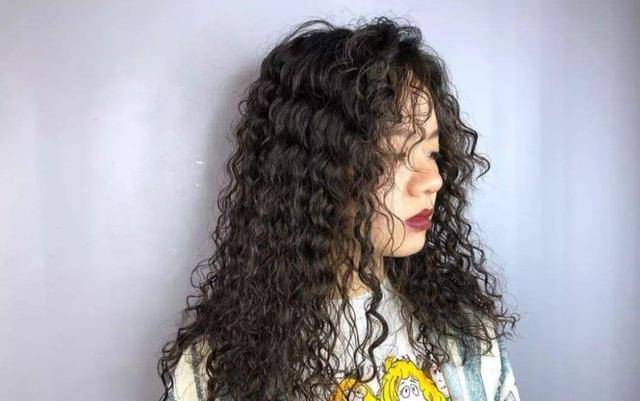 状态人体缺什么维生素会长白头发呢,如何防止白发出现?看完就明白了