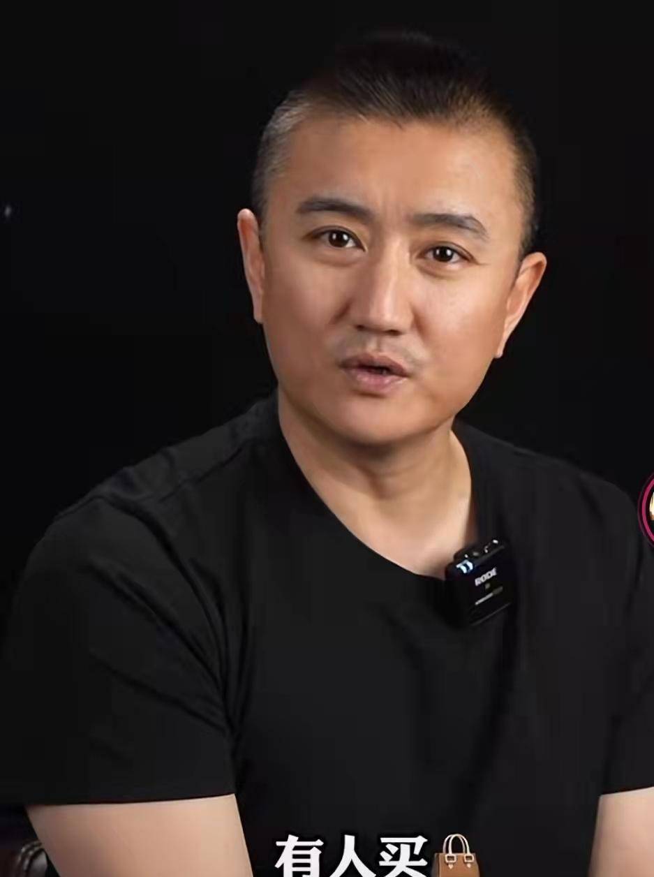 原创宁伟也来直播卖酒了从他直播时展现的情商来看没有拍戏的可能了