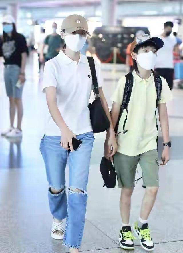 潘粤明董洁与潘粤明的儿子快出道吧！陪妈走机场星范十足，这发型潮爆了